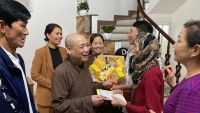 Hà Nội: HT.Thích Bảo Nghiêm trao tặng quà tới thân nhân gia đình Liệt sĩ trong khu dân cư Bằng A - Bằng B