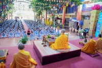 HT.Thích Bảo Nghiêm quy y Tam Bảo cho khóa sinh trong khóa tu tuổi trẻ tại chùa Bằng