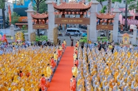 TP.HCM: Hàng ngàn Tăng Ni, Phật tử trang nghiêm kính mừng Đại lễ Phật Đản PL.2568